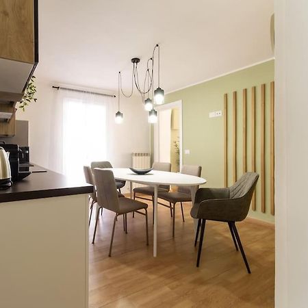 Elegant Flat In The City Centre With Two Suite بيرودجا المظهر الخارجي الصورة